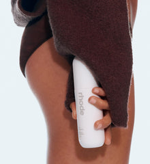 model holding glazing mist
