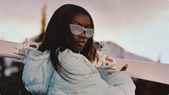 anok holding skis